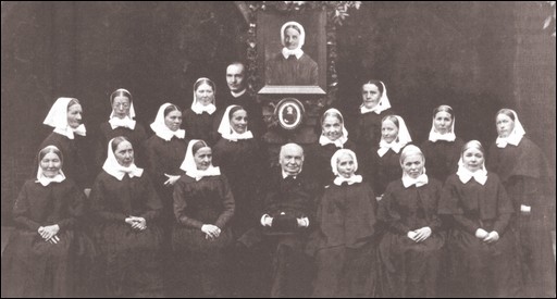 Friedrich von Bodelschwingh mit Schwestern der Anstalt Bethel um 1908.