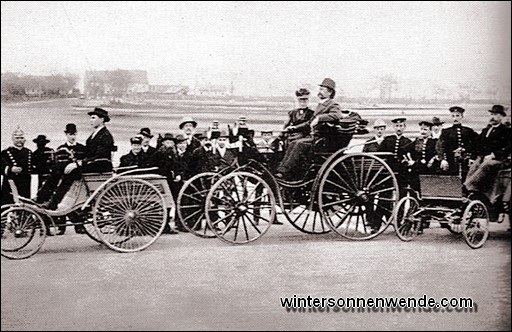 Carl Benz mit seiner Frau auf seinem ersten vierrädrigen Kraftwagen.