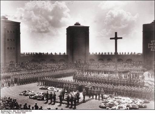 Beisetzung Hindenburgs im Tannenberg-Denkmal 1934.