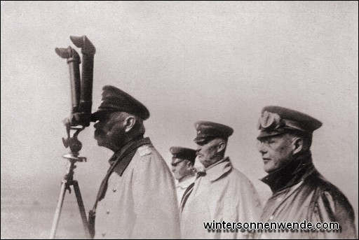 Hindenburg am Scherenfernrohr während der Schlacht bei Tannenberg, 1914.