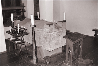 Römischer Sarkophag mit den Gebeinen von Albertus Magnus in der Krypta der Kirche St. Andreas in Köln.