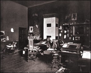 Adolph Menzel in seinem Atelier, 1898.