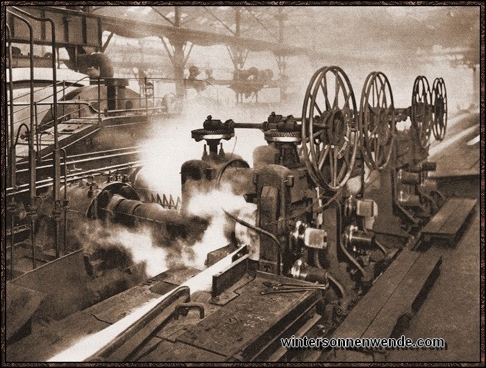 Die deutschen Kruppwerke richteten in Japan ein großes Walzwerk ein, das
Schienen und Träger für die umfangreichen Industriebauten Japans
liefert.