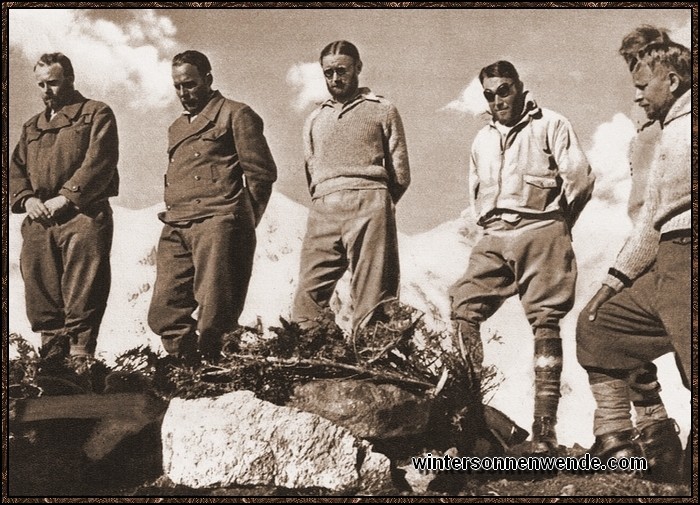 Mitglieder der Nanga-Parbat-Expedition 1934 bei dem zweiten Versuch beim letzten
Gang zu dem Grab des Kameraden. – Von dieser Expedition kehrte keiner der auf
dem Bild sichtbaren Pioniere zurück.