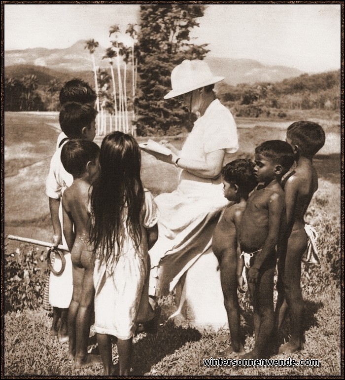 Die Malerin Elisabeth Delbrück bei der Arbeit auf Ceylon.