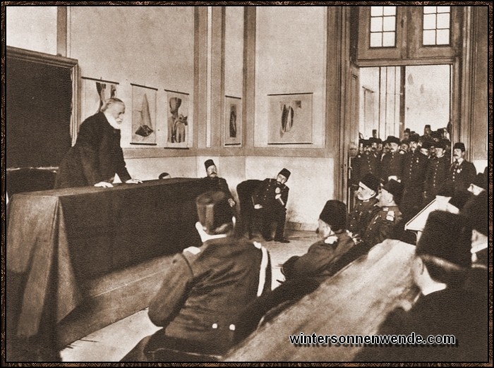 Der deutsche Chirurg Ernst von Bergmann bei einem Vortrag in Konstantinopel 1906 vor
einem Auditorium türkischer Militärärzte nach einer Operation der Tochter
des Sultans Abdul Hamid.