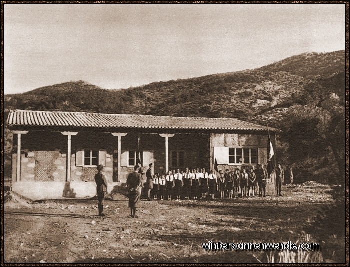 Die Hitlerjugend der Landesgruppe Griechenland der 
Auslands-Organisation der NSDAP. schuf sich auf den Bergen vor Athen ein wohnliches Heim.
Unser Bild zeigt die Einweihungsfeier.