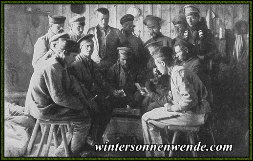 Russen beim Kartenspiel im Lager Heuberg.