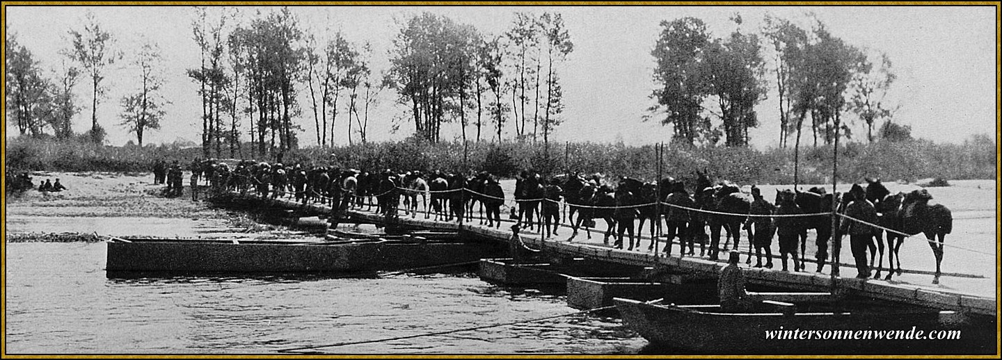 Kavallerie überschreitet auf einer Pontonbrücke die
Wislocka.