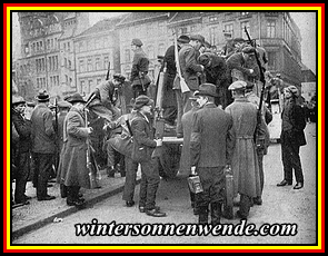 1920: Rote Armee im Ruhrgebiet: Auf Lastautos an die Front.