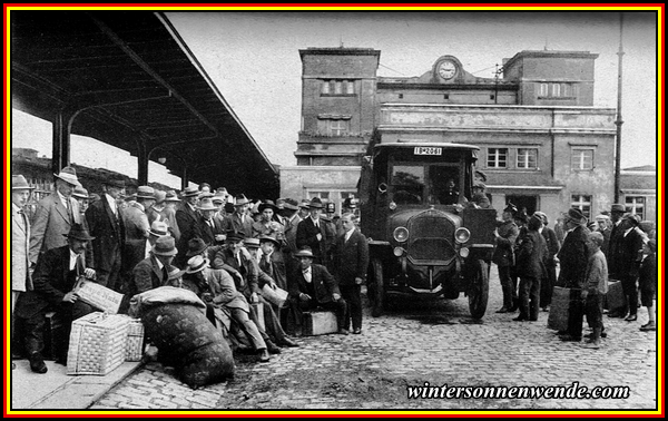 Polen weist deutsche Optanten aus. 1925: Vor dem Bahnhof Schneidemühl.