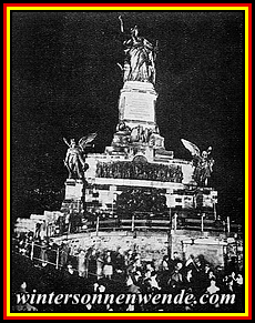 Befreiungsfeier am Niederwalddenkmal im Scheinwerferlicht von Bingen aus.