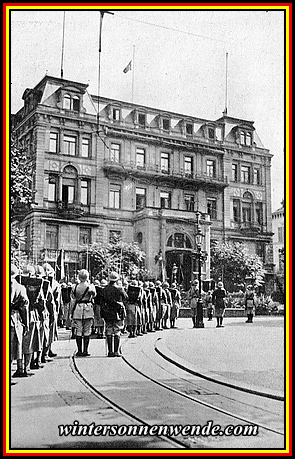 Niederholen der Trikolore vom Sitz der 
Rheinland-Kommission in Wiesbaden unter militärischen Ehren.