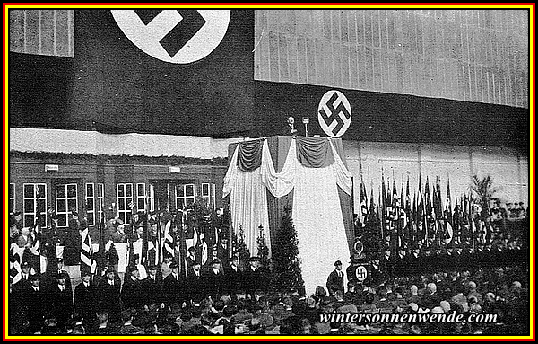 Adolf Hitler spricht in Leipzig. 1932.