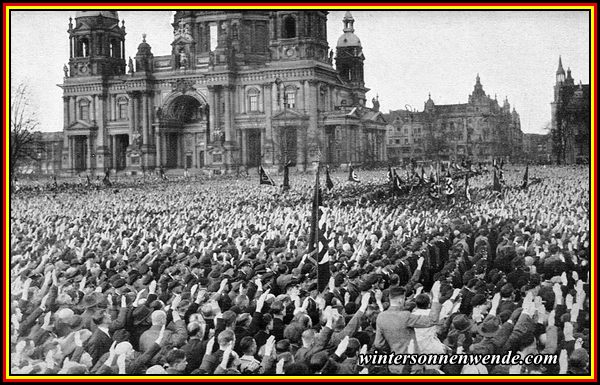 Gewaltige Hitlerkundgebung auf dem Schloßplatz zu Berlin.