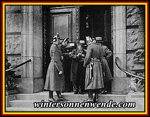 Zum ersten Male seit Bestehen des Reichstags unterstehen die Abgeordneten der Kontrolle durch uniformierte und bewaffnete Polizeibeamte.