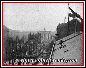 13. März 1933: Flaggenparade vor dem preußischen Innenministerium.