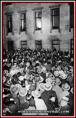 30. Januar 1933. Die Menschen jubeln Hitler zu vor der Reichskanzlei.