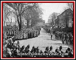 Vorbeimarsch der nationalen Verbände vor Hindenburg.