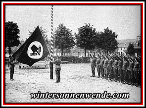Hissen der Arbeitsdienstflagge in der Reichsführerschule zu Spandau.