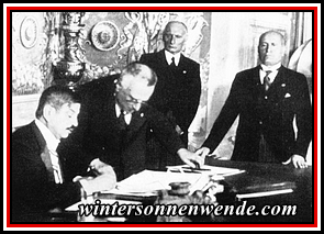 Mussolini und Laval unterzeichnen die römischen Protokolle.