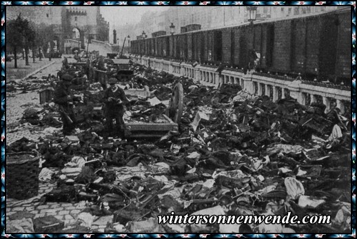 Von Soldaten auf der Flucht aus Antwerpen fortgeworfene Kleidungsstücke.