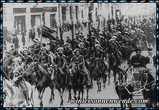 Russische Kavallerie zieht durch Warschau.