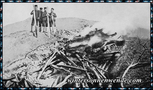 Japaner verbrennen die Leichen ihrer gefallenen Kameraden.