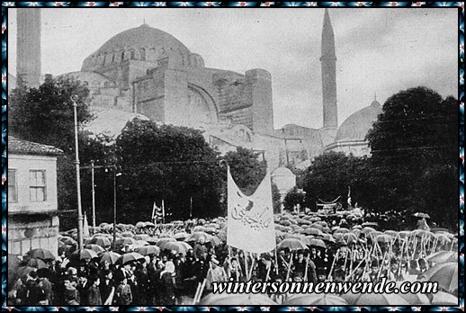 Ausmarsch türkischer Truppen an der Hagia Sophia.