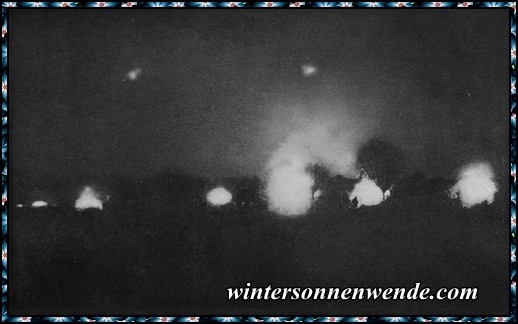 Feindliche Artilleriestellung während eines Nachtgefechtes.