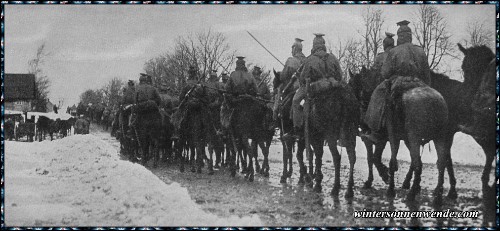 Deutsche Kavallerie durchreitet ein russisches Dorf.