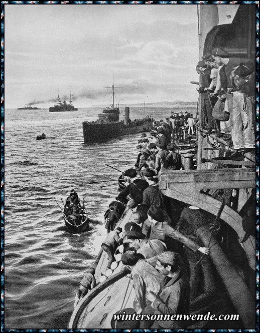 Die Mannschaften des 'Gaulois' verlassen das sinkende Schiff.