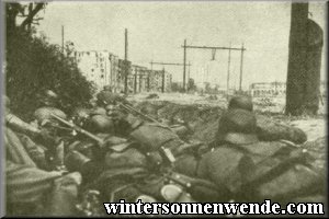 In ihrem Schutz stößt die deutsche 
Infanterie nach Warschau vor