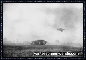 Feindlicher Tank geht mit eigener Fliegerbeobachtung gegen die deutschen Linien vor.