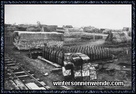 Unversehrt erbeutetes englisches Munitionslager bei Cambrai.