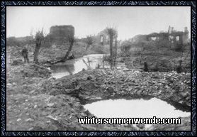 Zwischen Ruinen und wassergefüllten Granattrichtern des zerstörten Flanderns.