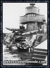 Durch Auffahren auf eine Mine zerstörtes Torpedoboot.