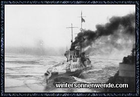 Deutsche Torpedoboote auf schwerer Fahrt in der vereisten Ostsee an der Küste vor Libau.