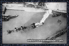 Zwei versenkte englische Kreuzer in der Hafeneinfahrt von Zeebrügge.