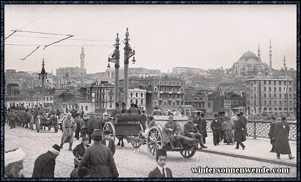 Österreichische schwere Haubitzenbatterie auf dem Marsche
über die neue Brücke in Konstantinopel. 1916.