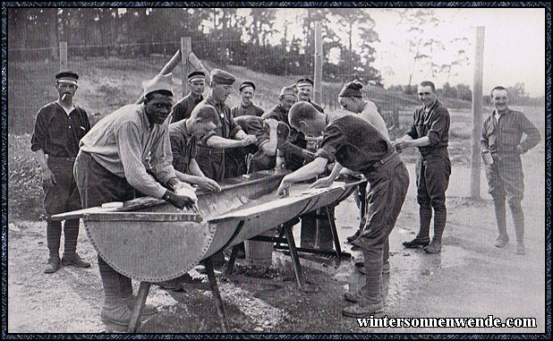 Im Lager der gefangenen Amerikaner: Wäschewaschen.