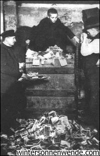 Deutsche stampfen Banknoten ein, die nach der  
Währungsreform vom November 1923, die die Hyperinflation  
beendete, nicht länger gesetzliches Zahlungsmittel waren